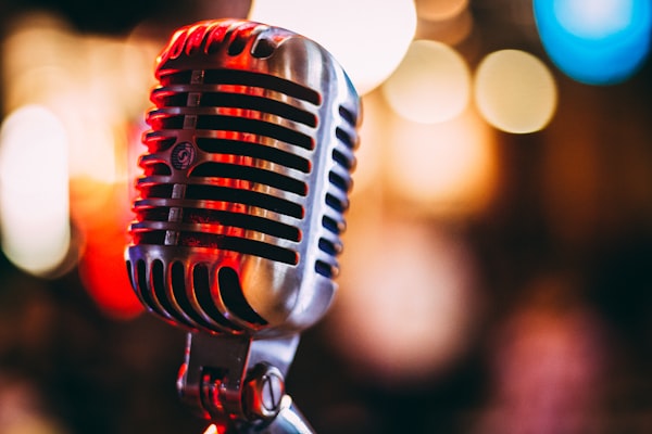 Setup con microfono a condensatore professionale per podcast in studio